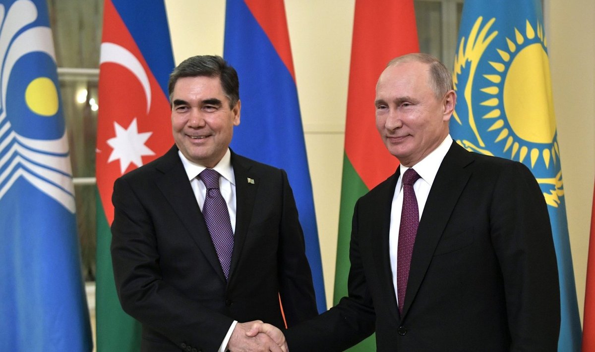 Президент Туркменистана Гурбангулы Бердымухамедов (слева) и Президент России Владимир Путин
