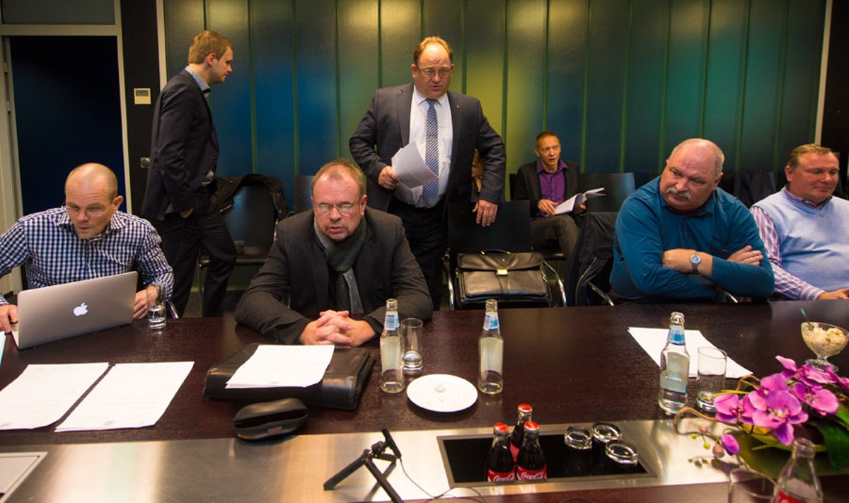 Esmaspäeval otsustas Tallinna Sadama nõukogu oma erakorralisel koosolekul varem tehtud sponsoreerimise otsust muuta ning Neinar Seli (keskel püsti) juhitud EOK jäi toetusest ilma.
