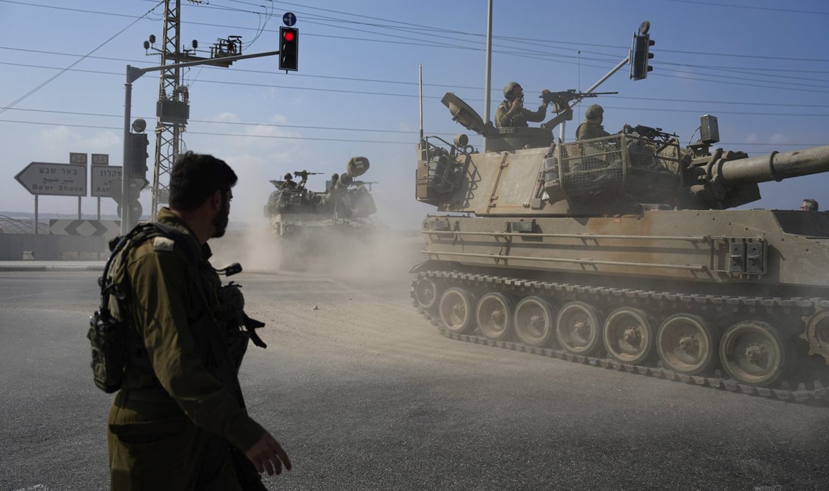 Sõjamasinad suundusid kolmapäeval Gaza sektori poole. Armee teatel on Iisraeli poolel esialgu hukkunud 13 sõdurit.