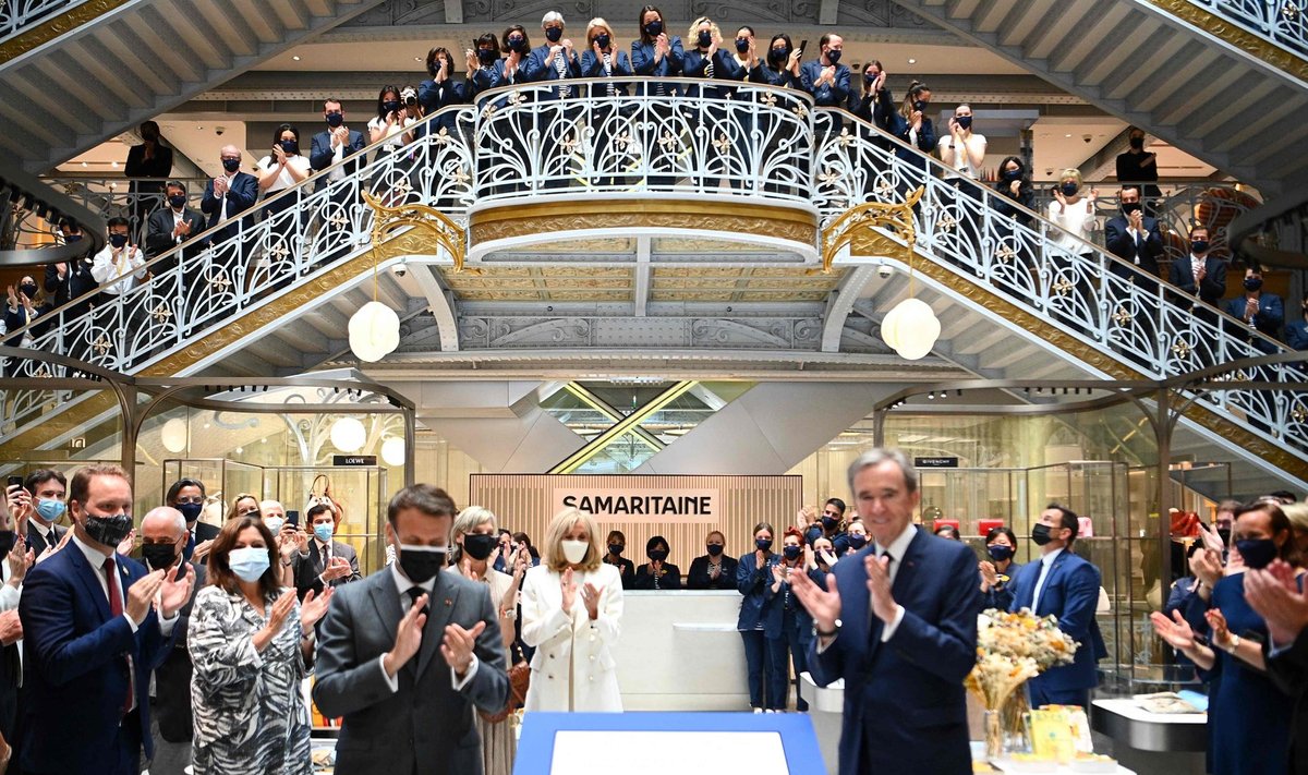 Üks Euroopa börside suurimaid staare on viimastel aastatel olnud luksuskaupade tootja LVMH. Pildil gruppi kuuluva kaubanduskeskuse La Samaritaine taasavamine 2021. aastal. Esiplaanil vasakul Prantsuse president Emmanuel Macron ja paremal LVMH suuromanik Bernard Arnault