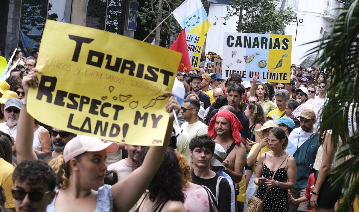Ülemäärase turismivoo vastane meeleavaldus Tenerifel 20. aprillil. Turism on Hispaaniale kuuluvatel Kanaari saartel üks peamisi sissetulekuallikaid. 