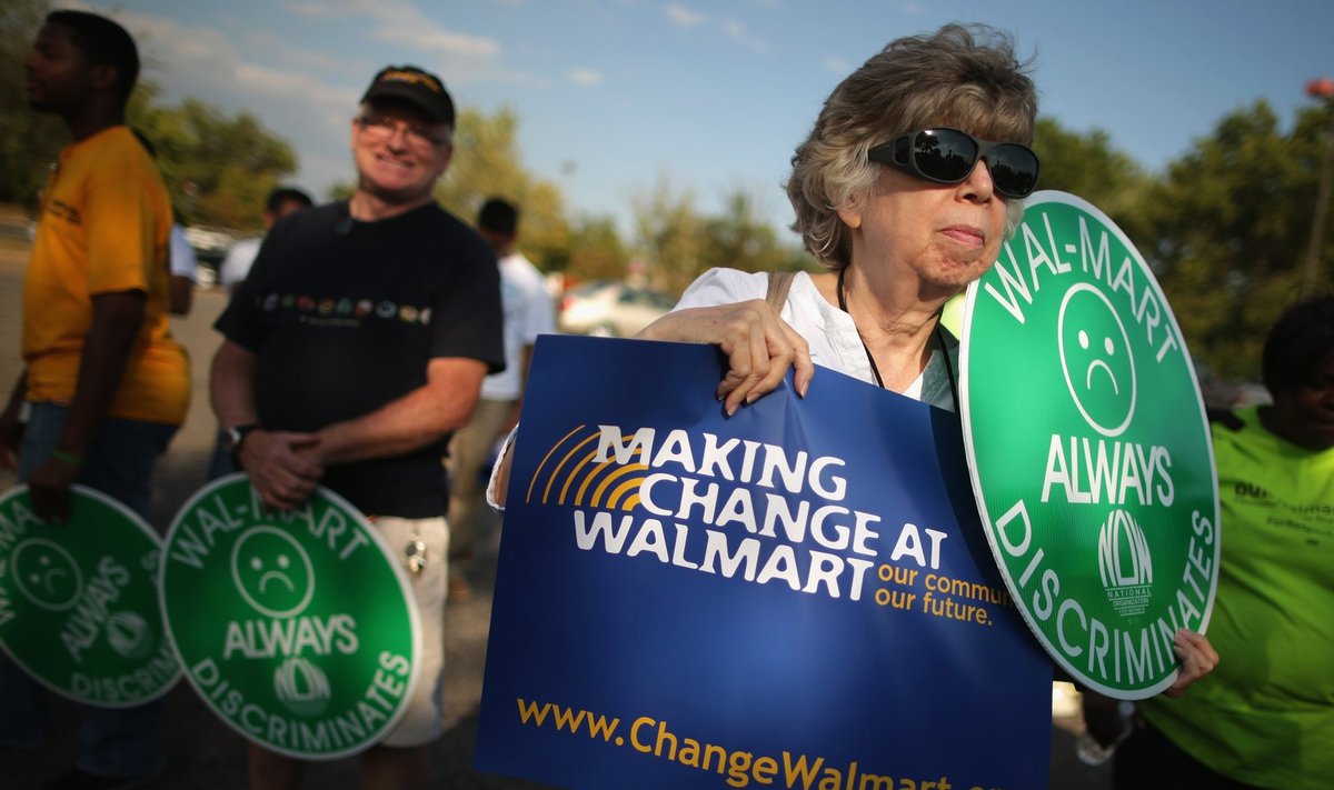 Aktivistid jaemüügigigandi Walmart töötajate palkatõusu nõudmisi toetamas.