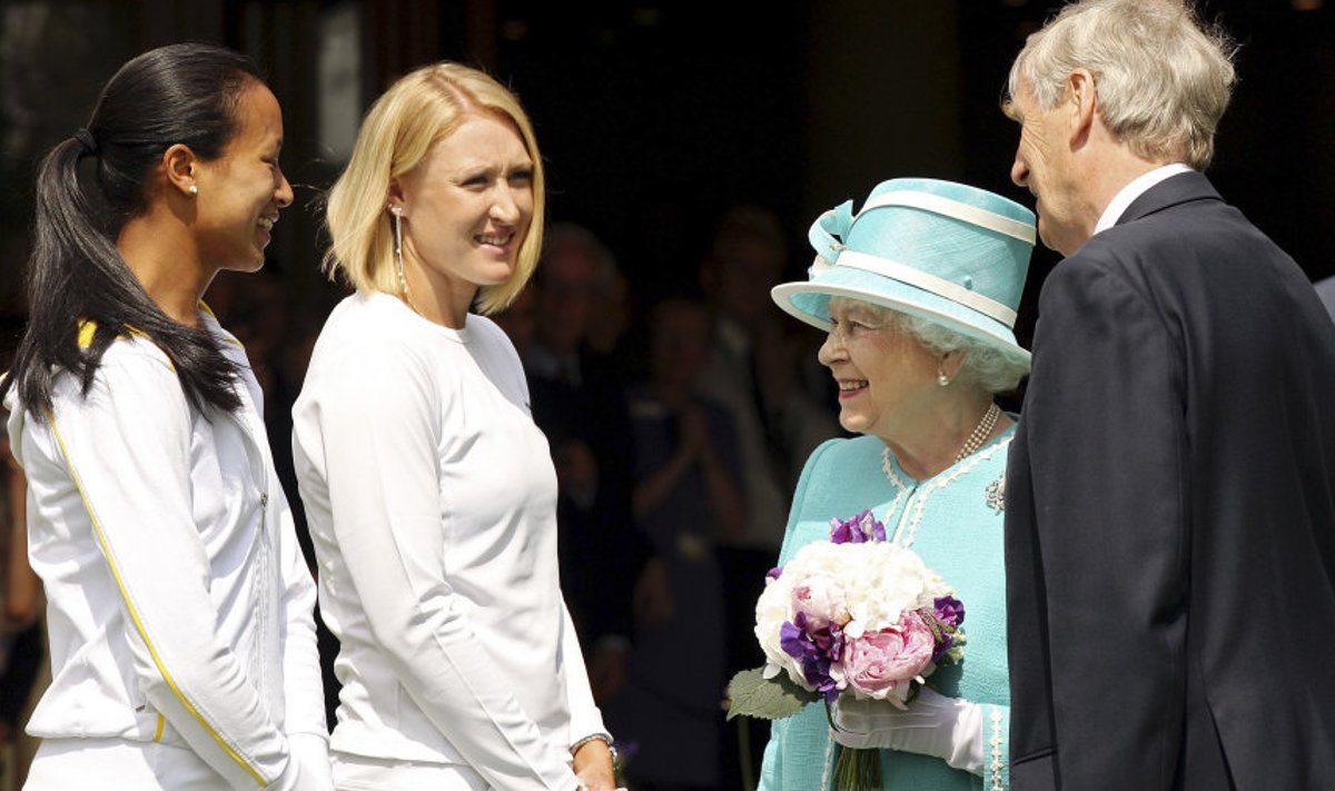 Elena Baltacha (keskel) ja Anne Keothavong räägivad 2010. aasta Wimbledoni turniiril kuningannaga