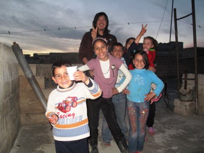 Yuji Miyata vahetult pärast seda, kui teda aitasid Süürias lapsed arestimajast välja
