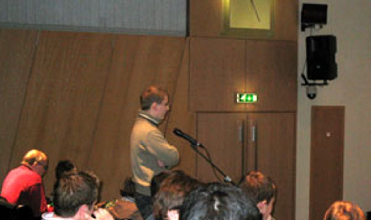 Noorte Sotsiaaldemokraatide esimees Jörgen Siil esitab publiku seast küsimuse.
