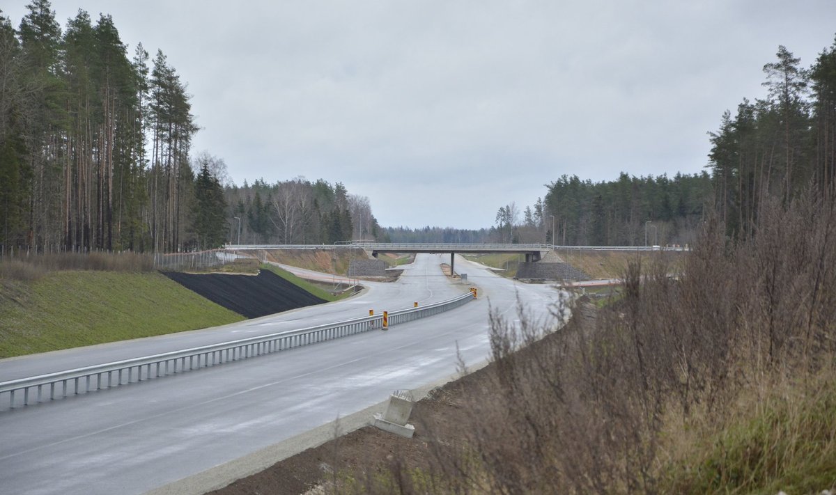 Vaade Kose-Risti uuele liiklussõlmele. Esmakordselt Eestis on tee varustatud radaritega, mis tuvastavad teele jooksnud metsloomad.