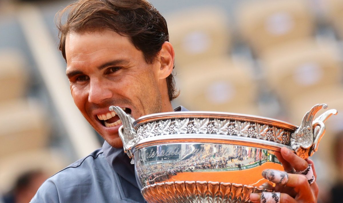 Rafael Nadal 12. korda Roland Garrosi võidukarikaga poseerimas.