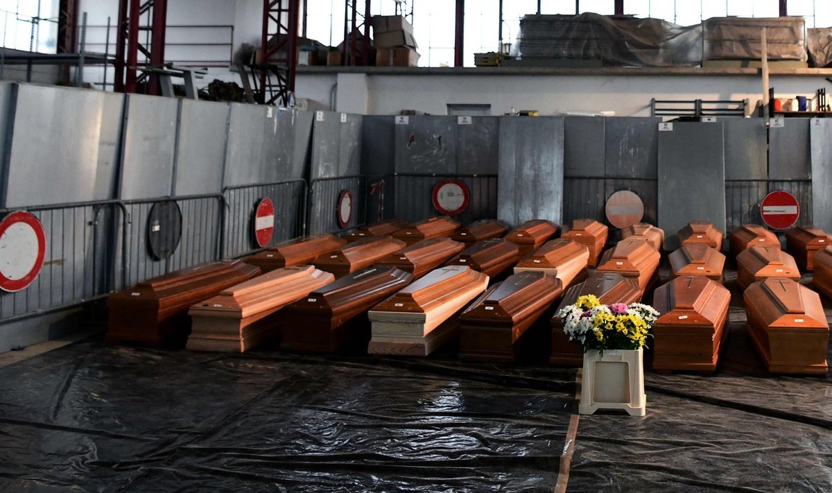 35 kirstu koroonaviiruse ohvritega enne krematooriumisse viimist Lombardia laohoones
