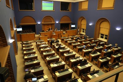 Riigikogu saalis kuulavad kõnesid need, kel pole midagi targemat teha.