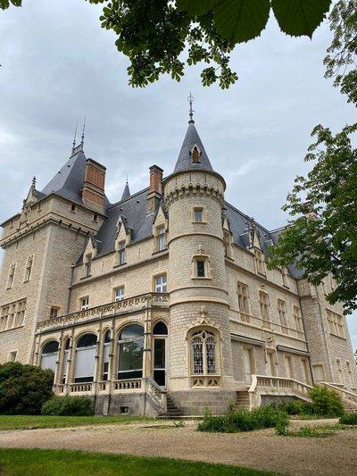 Французская классика: одно из зданий Института – замок XIX века. На территории школы располагаются 3 ресторана, 11 лабораторий-кухонь, хлебопекарня, учебные классы
