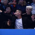 VIDEO | Djokovici mängu vaatama läinud Ronaldo proovis ka tennisepalli püüda, kuid pudistas selle elukaaslasele vastu pead