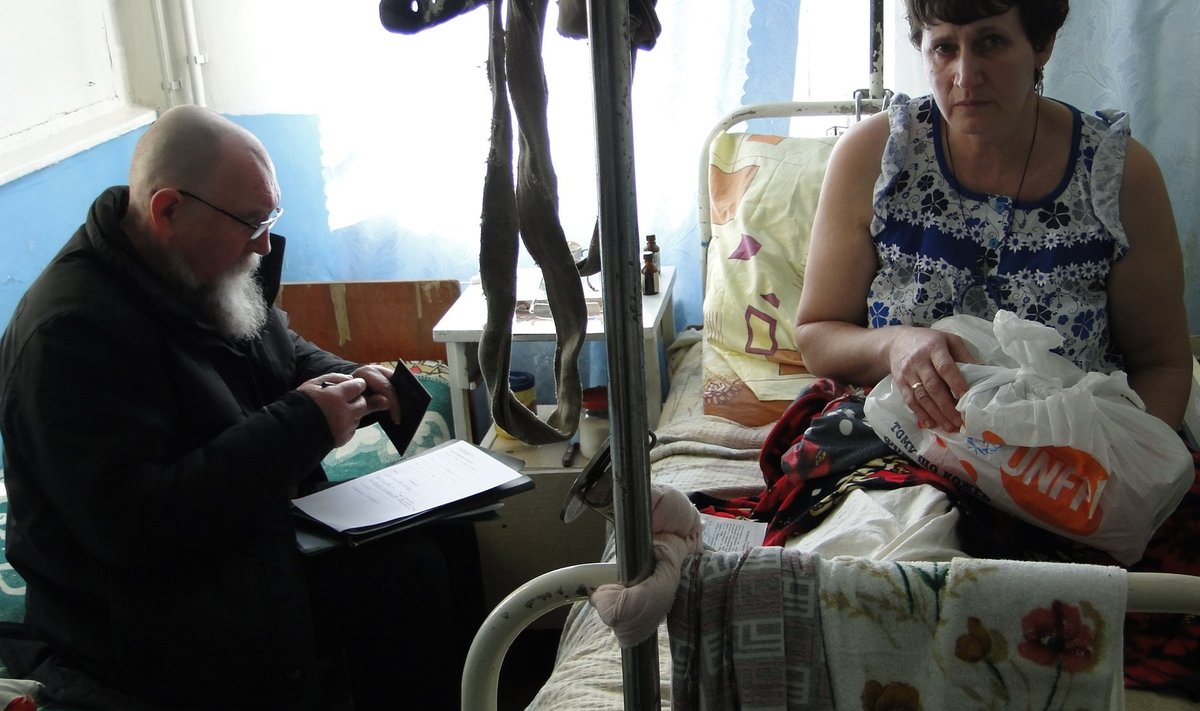 Anatoli Ljutjuk (vasakul) andis „Ukraina heaks” kampaaniaga kogutud abi üle Volnovahha bussi­pommitamises kannatanud naistele, kes saavad nüüd haiglaravi.
