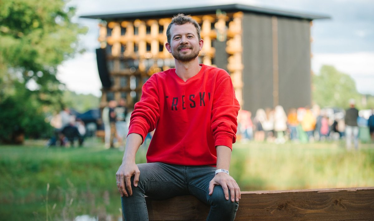 Jalmar Vabarna oma elutöö Treski küüni taustal, mida ilmestab võimas välilava, melu, inimesed ja maalähedus.