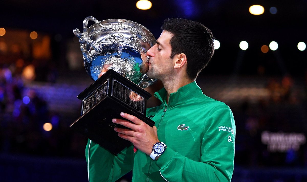 Novak Djokovic Austraalia lahtiste võidukarikaga.