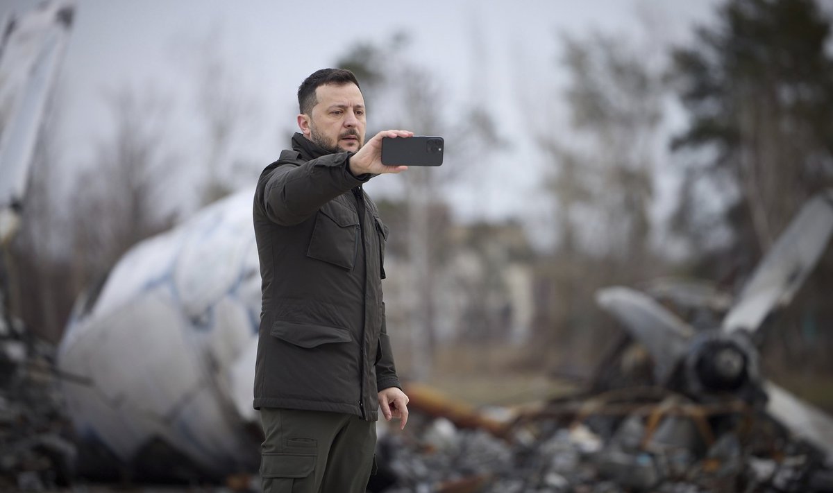 Volodõmõr Zelenskõi näitas Hostomeli lennuväljal, et piisava abi korral suudab Ukraina võita