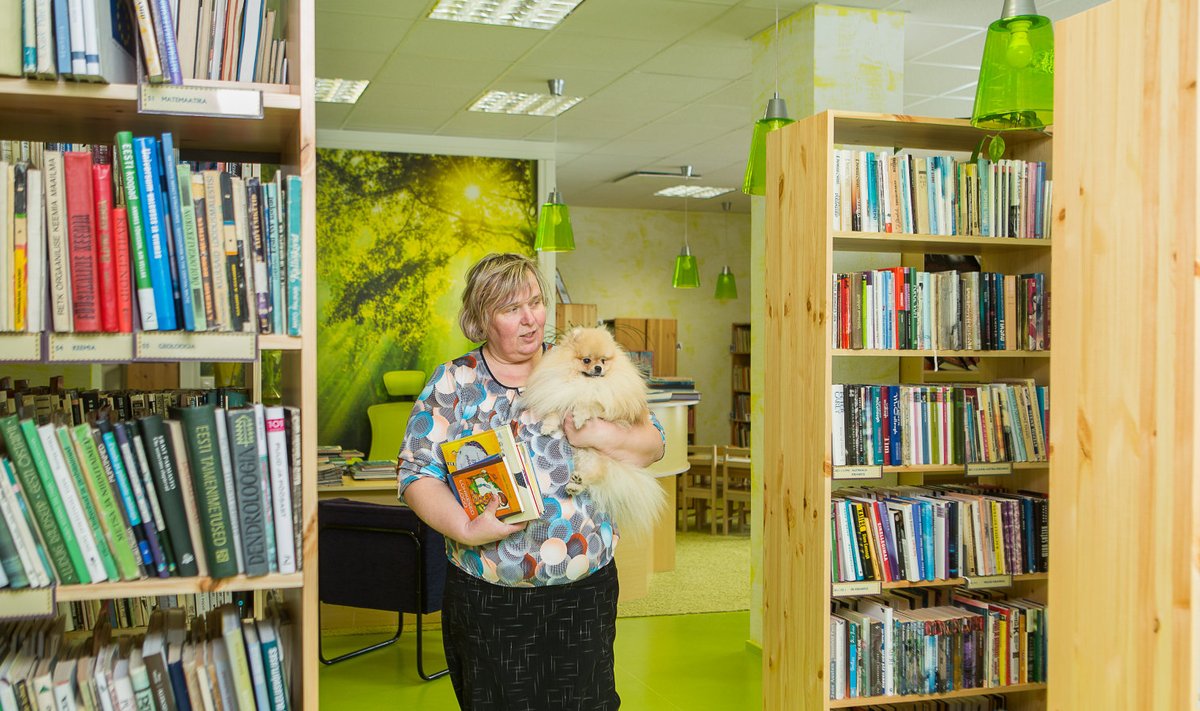Valjala raamatukogu juhataja Tiia Lätt sõnas, et uus raamatukogu on rõõmsates värvides ja riiulite vahel on ruumi. Lugejaid võtab vastu ka koer Julius.