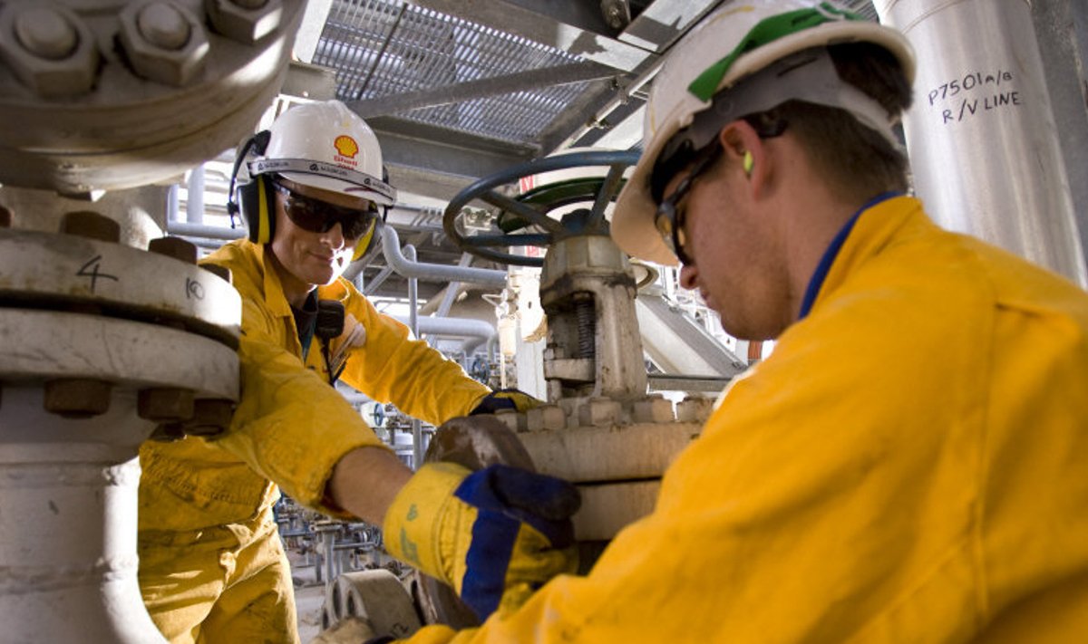 Shelli naftapuurtorni töötajad.