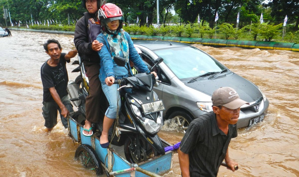 KUIDAS VEE PEAL LIIKUDA: Indoneesia pealinn Jakarta on juba aastakümneid üleujutustega hädas, kuid linna kolib aina inimesi juurde.