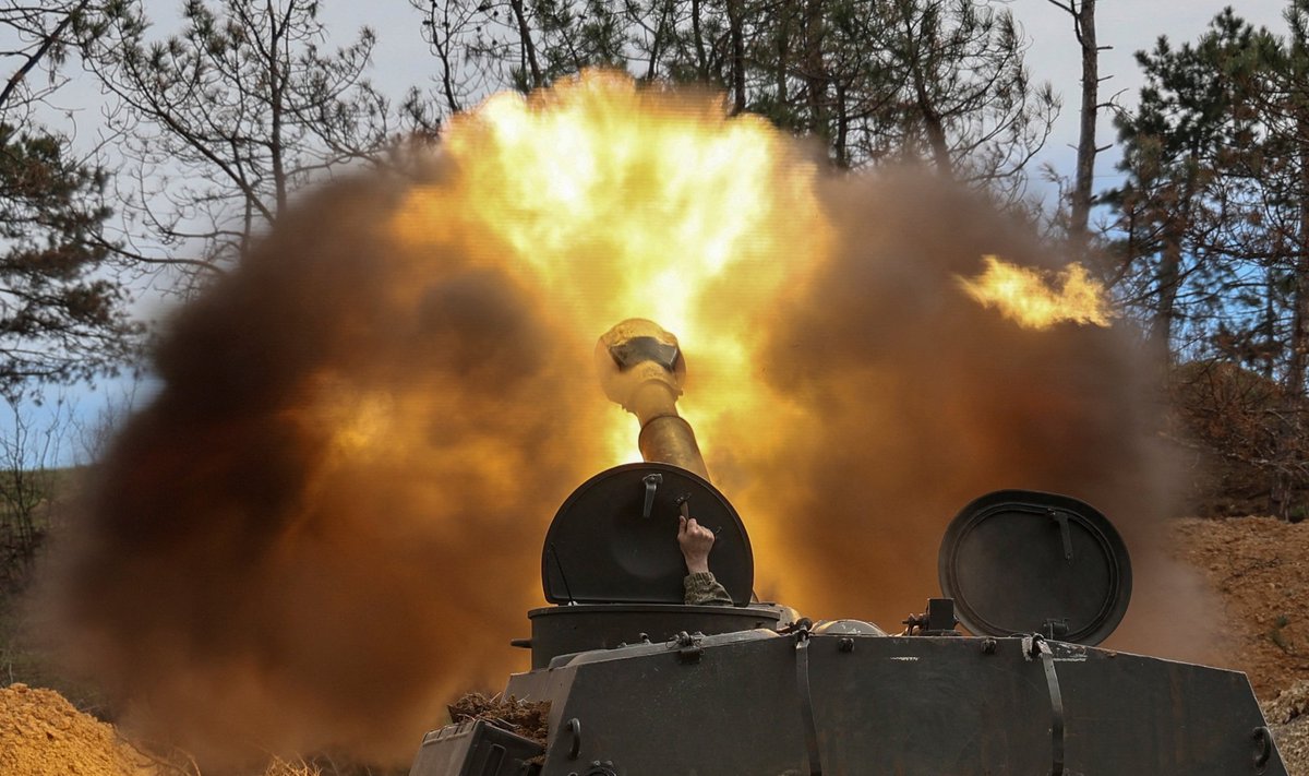 OKUPANTIDELE TULD: Vene liikursuurtükk annab Vene positsioonide poole tuld.