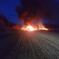 ФОТО: В Пылвамаа в поле загорелся трактор и поджег прошлогоднюю траву