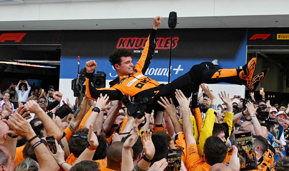 Lando Norris koos McLareni tiimiga esikohta tähistamas.