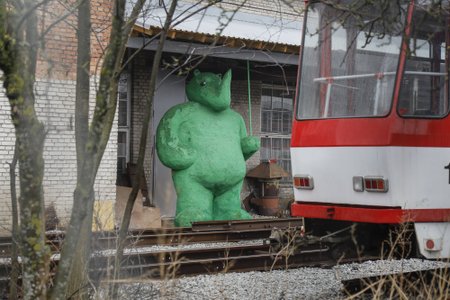 Roheline ninasarvik ootab trammi