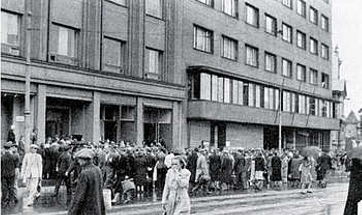 ÕLEKÕRS: Suvel 1944 püüdsid paljud eestlased Soome pääseda. Fotol rahvamurd Soome saatkonna ees Tallinnas. Ootajad ei osanud aimatagi, et peagi annab Soome eestlased venelastele välja. REPRO