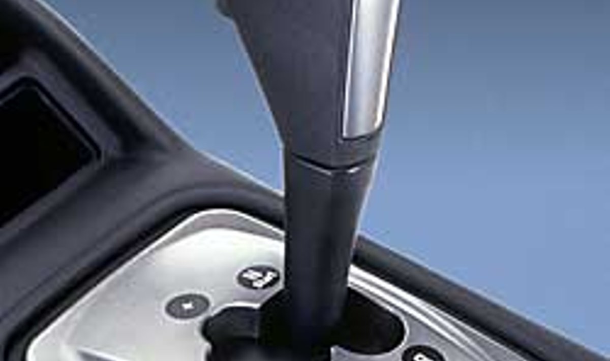 SEE ONGI EASYTRONIC: Kui käiguvalits on vasakpoolses asendis, hoolitseb käiguvahetuste eest automaatika. Opel