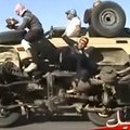VIDEO: Saudid vahetavad kahel rattal sõitval džiibil virtuoosselt rattad!