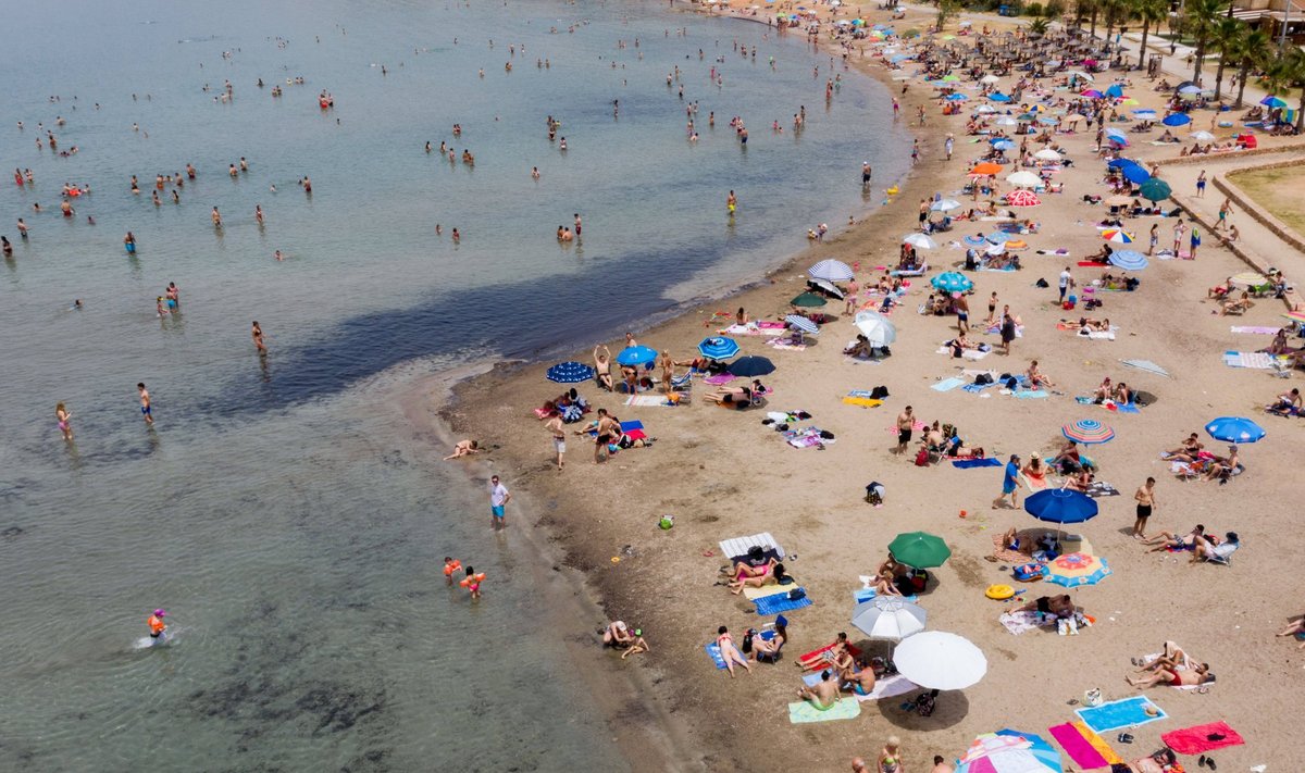 Kreeka rannad avati möödunud laupäeval. Kuumalaine meelitas Ateena-lähedase Kavouri ranna juba pühapäeval rahvast täis.