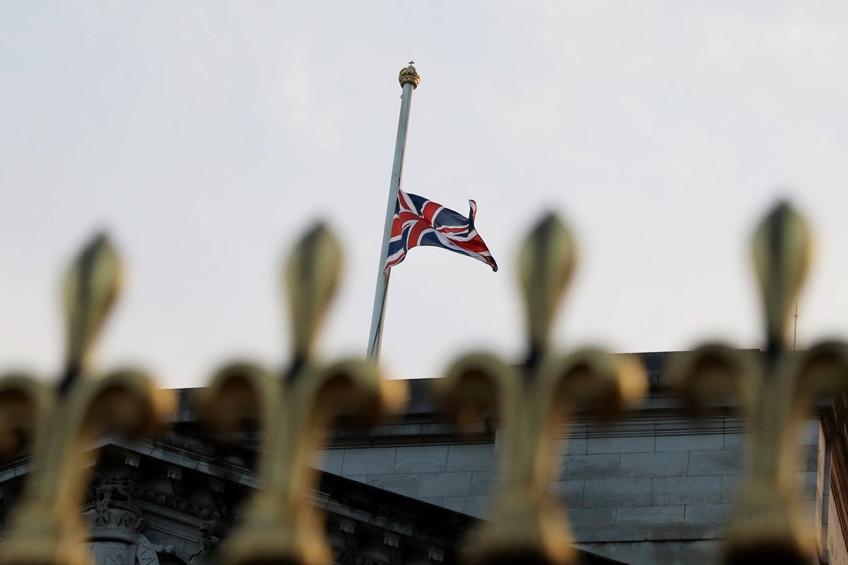 Похоронить на английском. Похороны короля Непала. Где хоронят британских монархов. СМИ Великобритании начали «хоронить» короля.