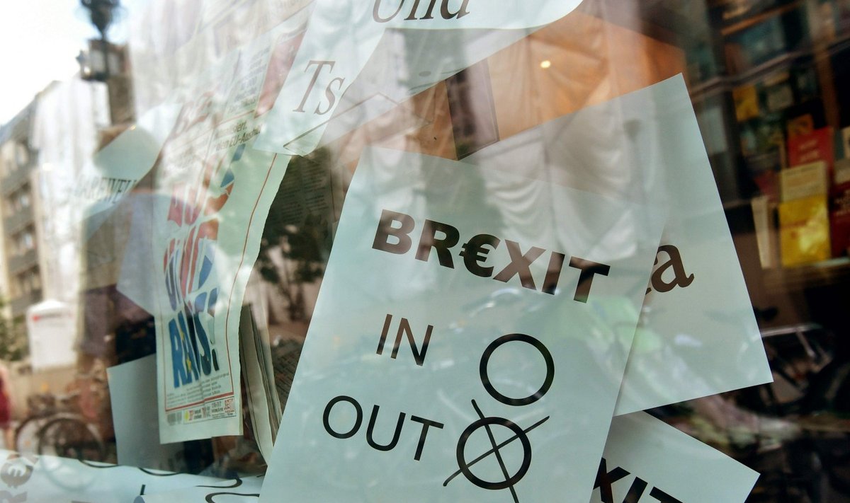 Brexiti plakat Londoni poe aknal.