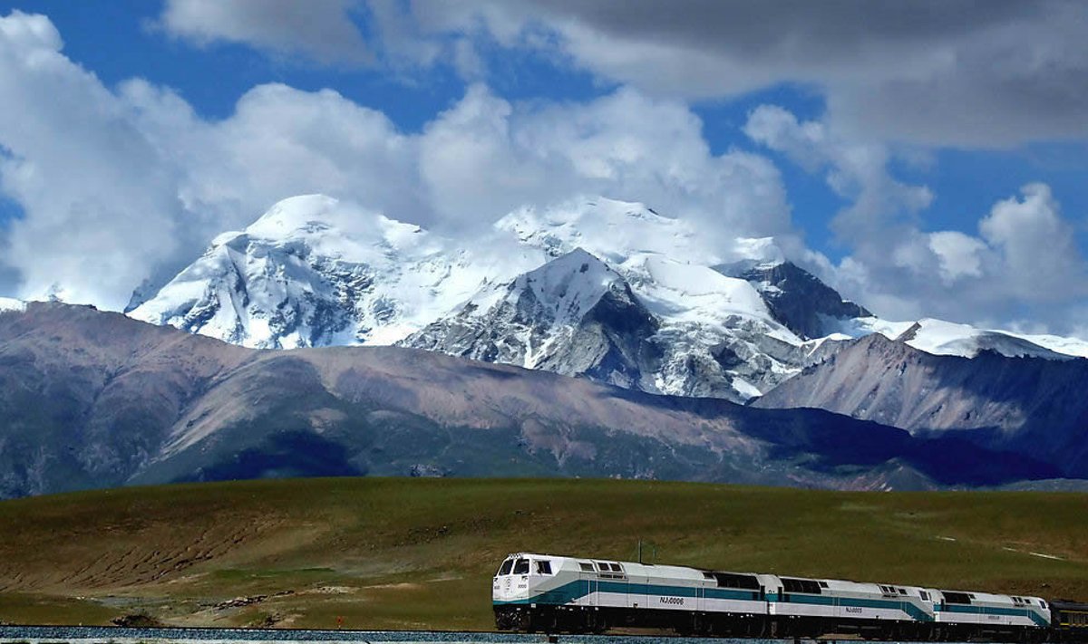 Raudtee Tiibeti mägede vahel. https://www.tibettour.org