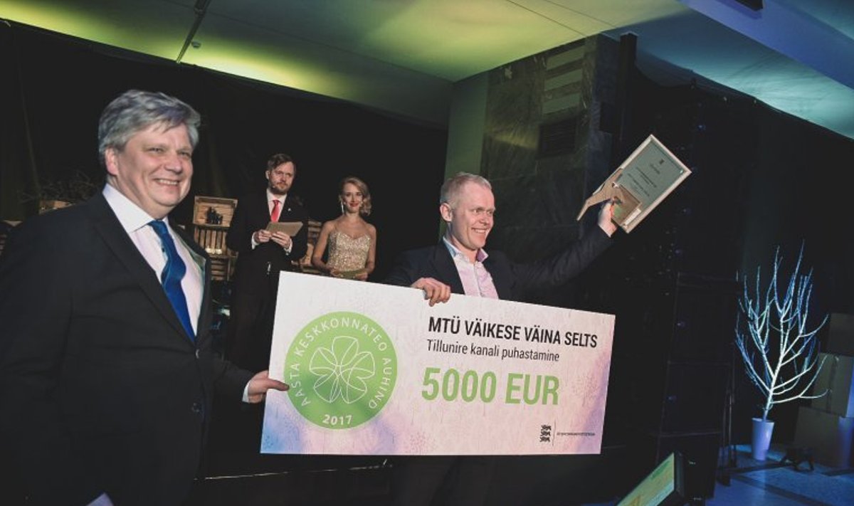 Keskkonnaminister Siim Kiisler ja Heiki Hanso 5000-eurose tšekiga.