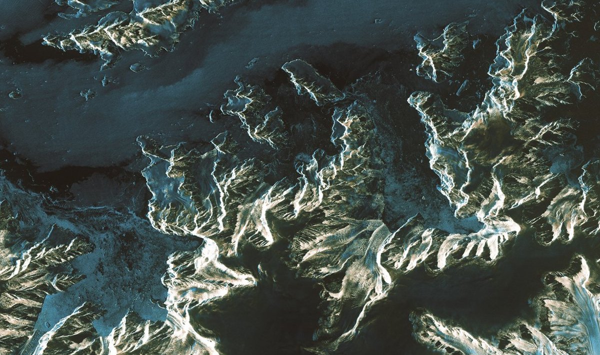 Antarktika poolsaarest 13. aprillil tehtud satelliidipildilt näeb, kui erinevalt peegelduvad värvid radari signaali peale tagasi maapinnalt, jäält ja veelt.
