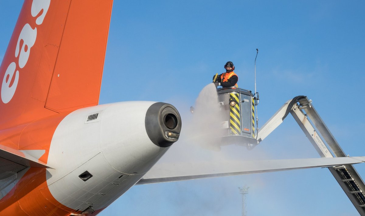 Lennukite jäätõrje Tallinna lennujaamas. Pilt on illusteeriv ja paari aasta tagusest ajast.