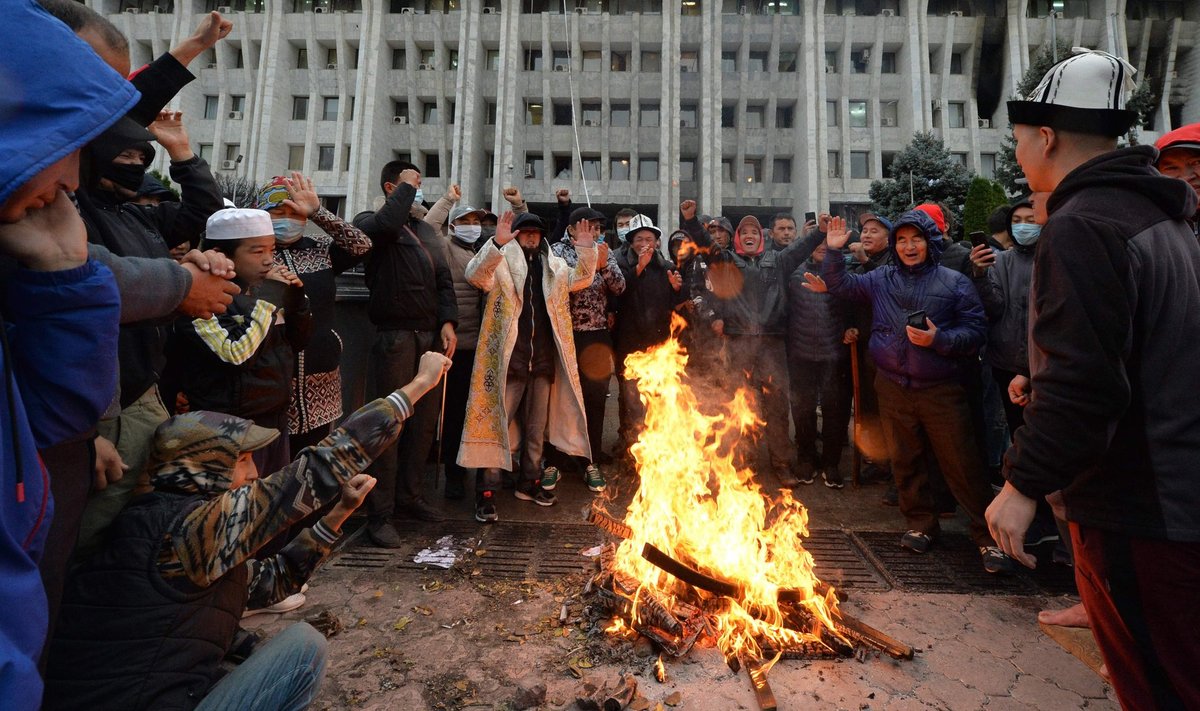 Meeleavaldajad tegid eile Biškekis enda kätte haaratud nn valge maja ees lõket.