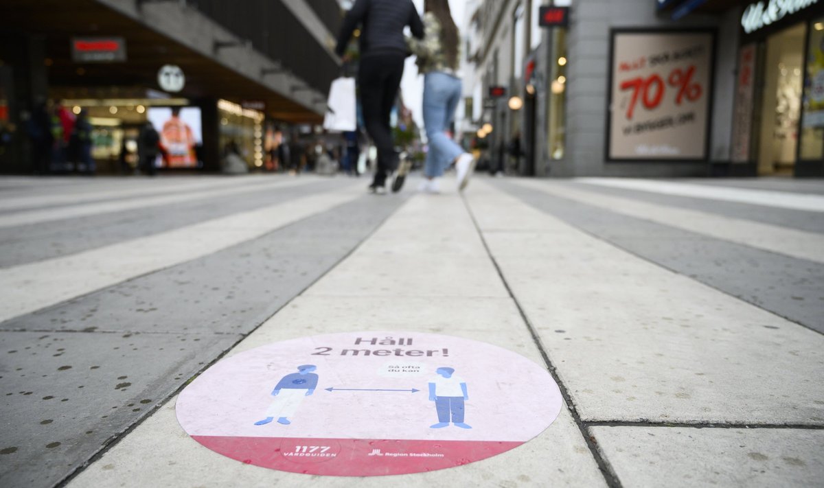 Stockholmi tänavatele kleebitud kleepsud tuletavad linlastele meelde, et teistega tuleb hoida vähemalt kaks meetrit vahet
