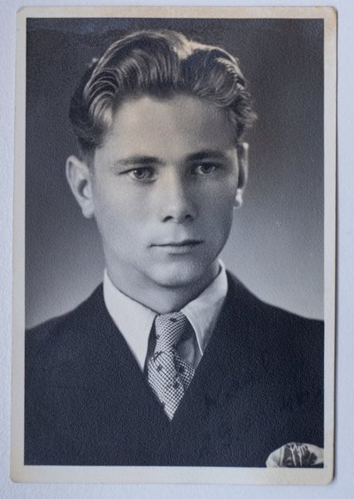 Raul Kuutma 1946. aastal tehnikumi lõpetades
