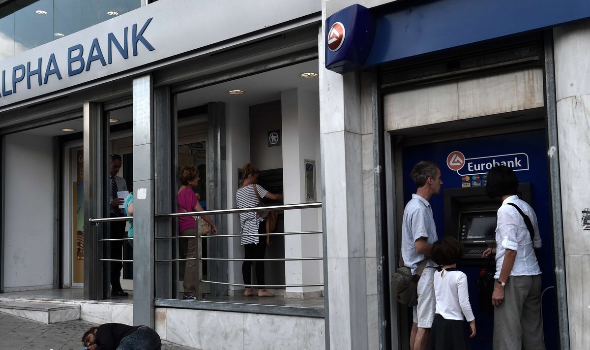 Ilma paanika ja suuremate järjekordadeta, kuid siiski varasemast märksa hoogsamalt võtsid kreeklased eelmisel nädalal pankadest välja ligi neli miljardit eurot.