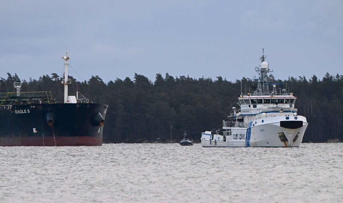 Soome piirivalve hoiab silma peal Porvoos Kilpilahti sadamas laeva Eagle S, mis Läänemere põhjas kaableid kahjustas. 