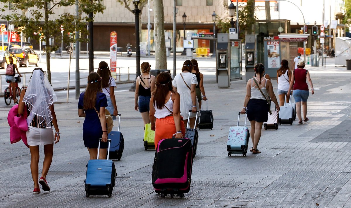 Lahkuvad turistid pühapäeval Barcelonas. Linna hotellid tühistavad epideemia tõttu taas broneeringuid.