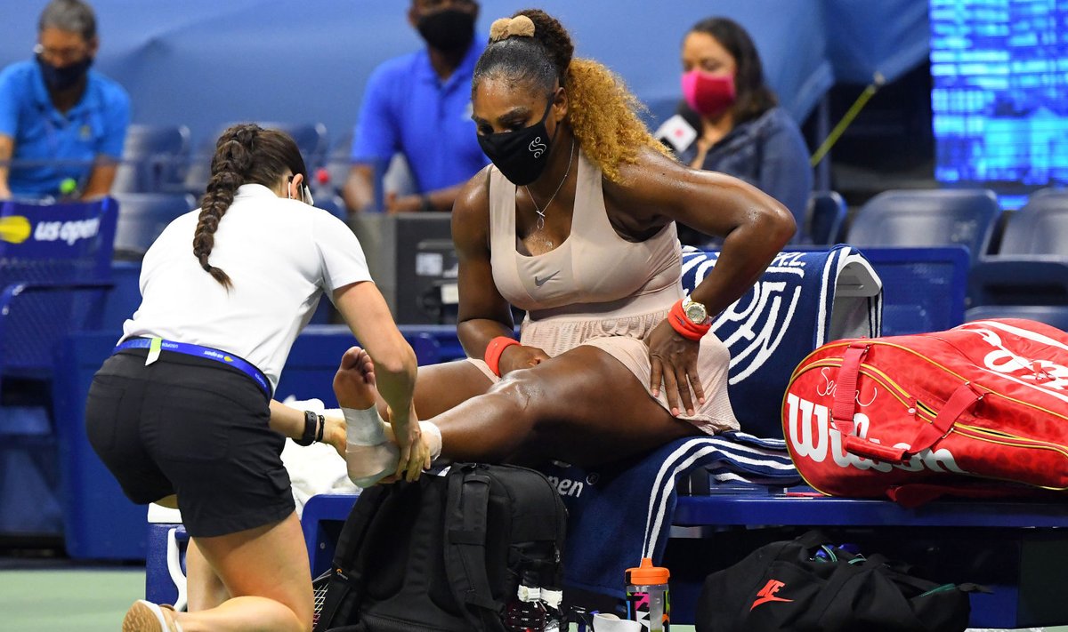 Serena Williamsi hüppeliigest oli vaja poolfinaali ajal tohterdada.