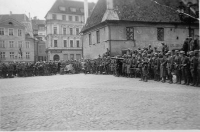 Saksla sõdurid Tallinna Raekoja platsil. August 1941. 