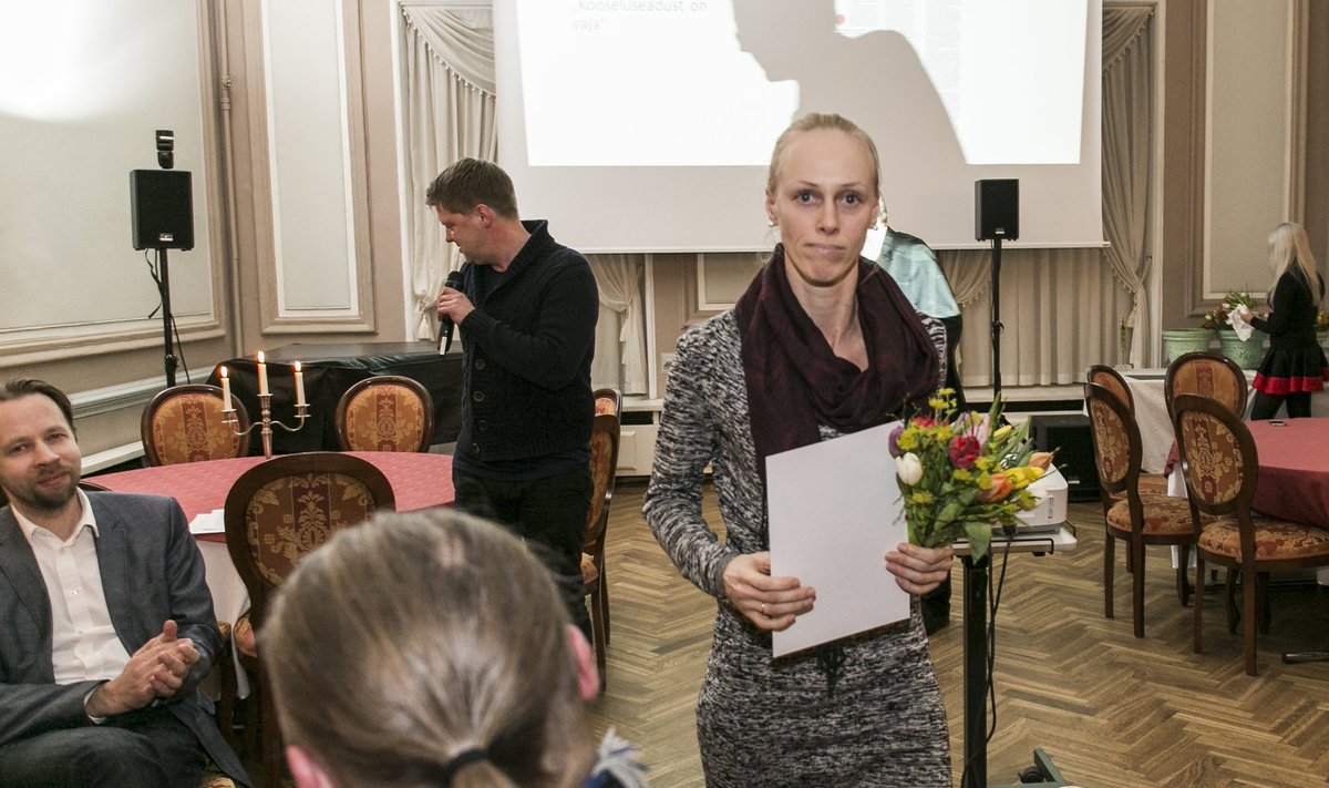 Mariel Gregor (diplom käes ja lilled peos) kirjutas 2014. aastal Eesti parimaks tunnistatud arvamusloo.