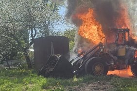 FOTOD | Pärnumaal süttis põlema laadur