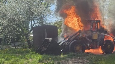 ФОТО | Огонь уничтожил погрузчик. Жителей Эстонии предупреждают о риске пожаров!