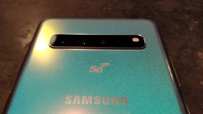Samsungi 5G telefoni tagakaanel uhkeldab 5G märk