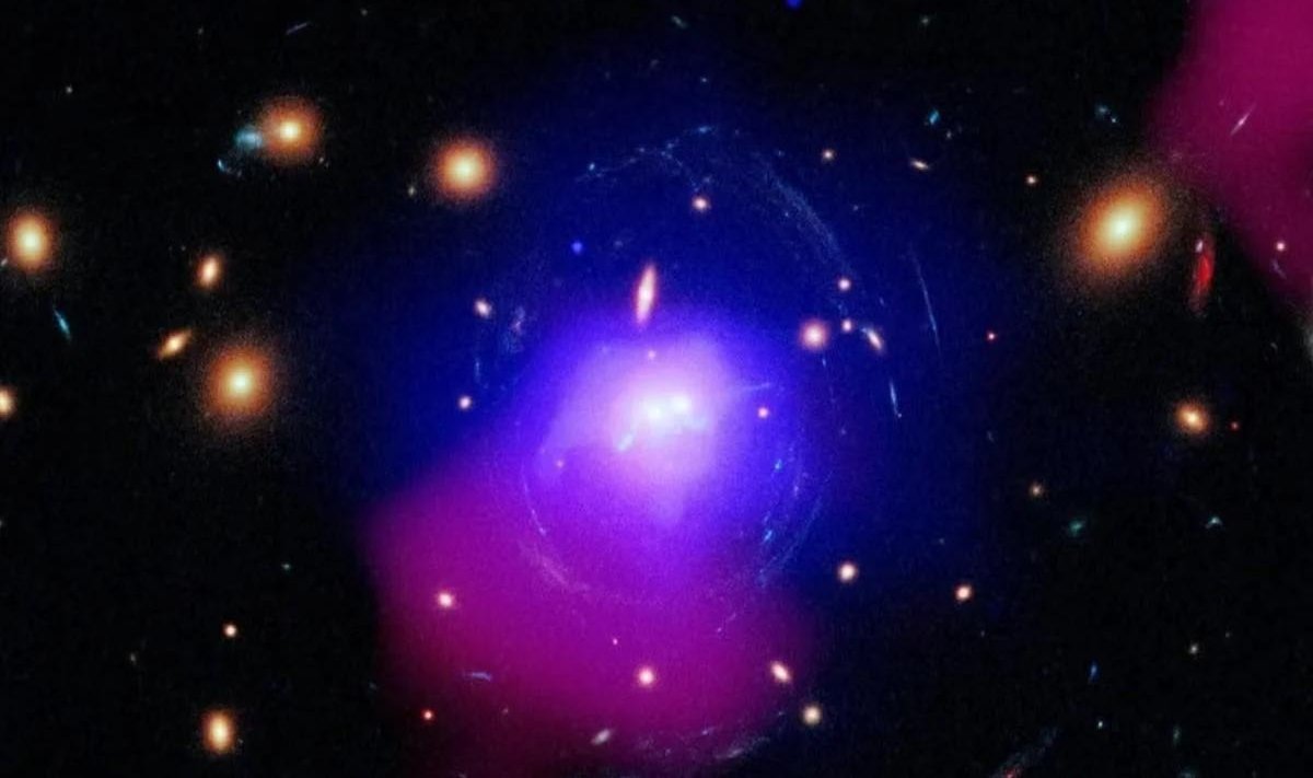"Kaelakee" SDSS J1531 keskpaiga lähedal.