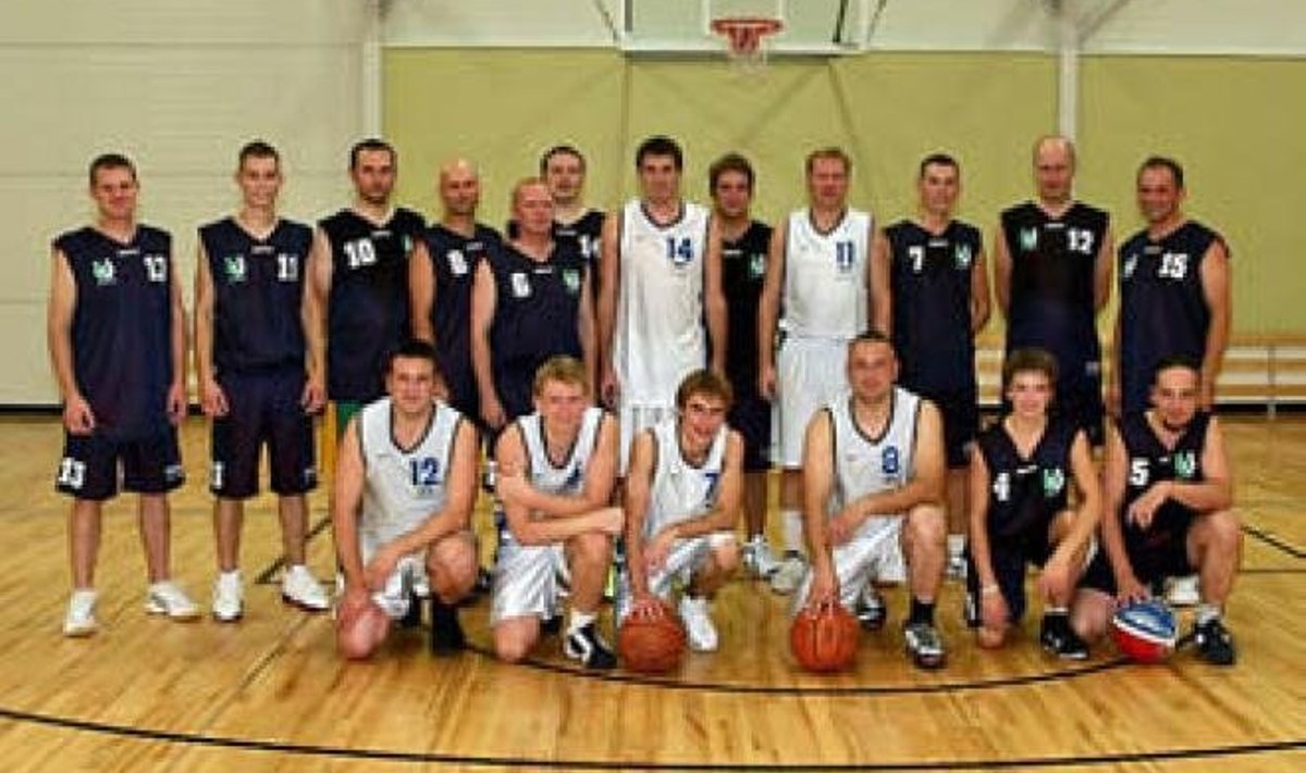 Riigikogu ja Tori korvpalli meeskonnad. Foto: Mart Ruumet